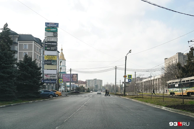 Мойка дорог проходит в ночное время, когда почти нет машин | Источник: Дарья Паращенко / 93.RU