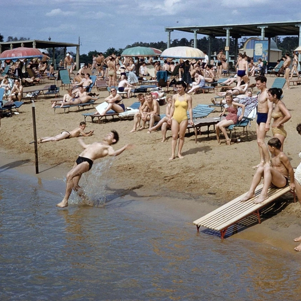 Пляж в Серебряном Бору, 1960 | Источник: Paul Popper via Pastvu