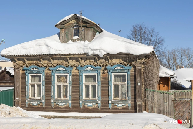 Между коттеджами затесался очаровательный дом с резными наличниками | Источник: Артем Бауман / 76.RU