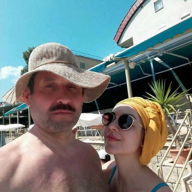 Вместе с супругами была совсем маленькая дочь | Источник: Ирина Усольцева / ВКонтакте