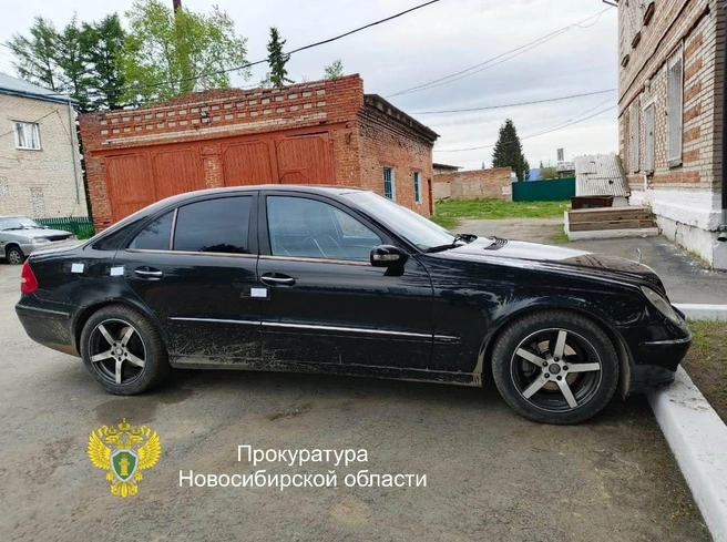 Мужчина, лишённый водительских прав, подъехал на «Мерседесе» к зданию суда | Источник: прокуратура Новосибирской области