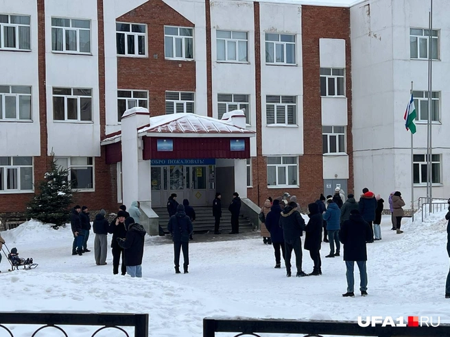 В школу никого не впускали | Источник: Андрей Бирюков / UFA1.RU