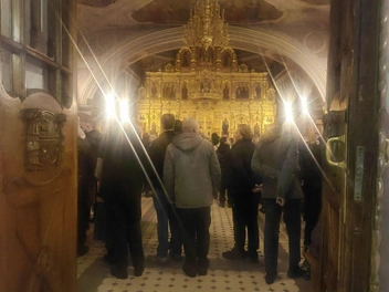 Визуально в храме около ста человек | Источник: Кристина Мельникова / YA62.RU