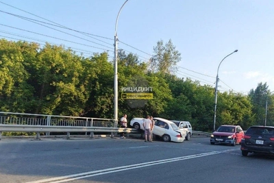 Mitsubishi влетел в отбойник на Винаповском мосту
