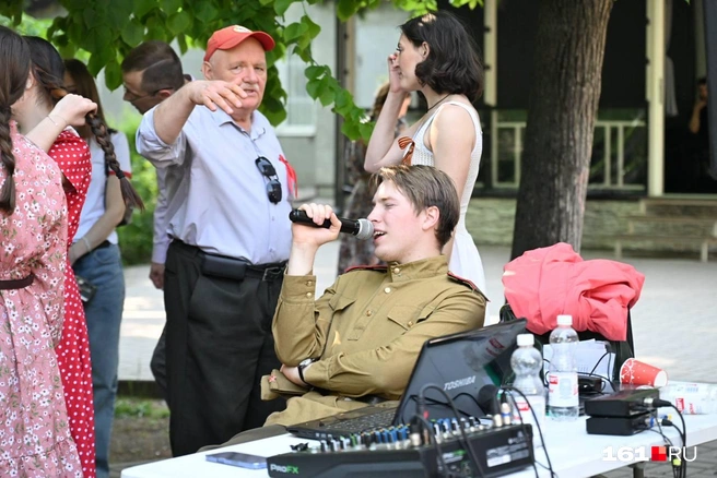 Исполняет песни военных лет | Источник: Евгений Вдовин / 161.RU