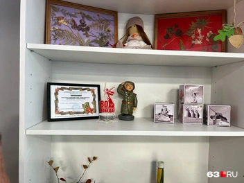 Полка с поделками | Источник: Александра Шувалова / 63.RU