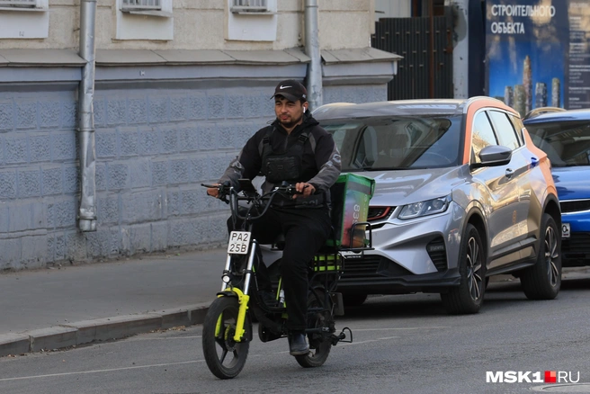 В Духовном управлении мусульман выпустили фетву, запрещающую курьерам перевозить «нехаляльные» продукты | Источник: Дмитрий Толстошеев / MSK1.RU