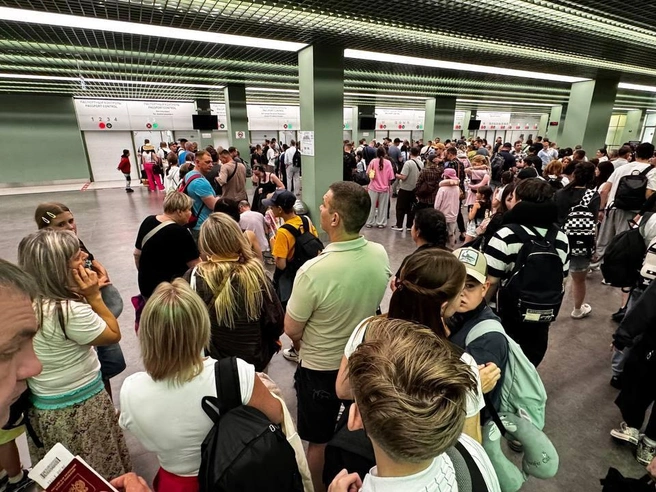 Туристы прошли паспортный контроль, но их отправили обратно в город | Источник: читатель 74.RU