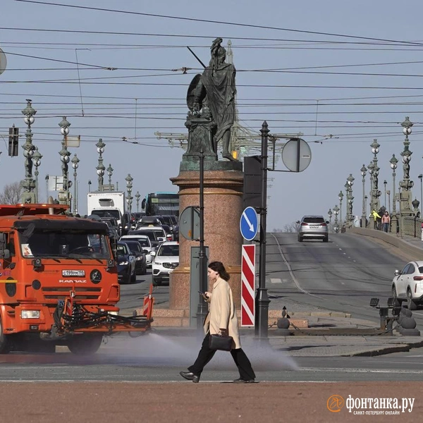 Петербургские улицы продолжают отмывать после зимы | Источник: Павел Даиси / FONTANKA.RU