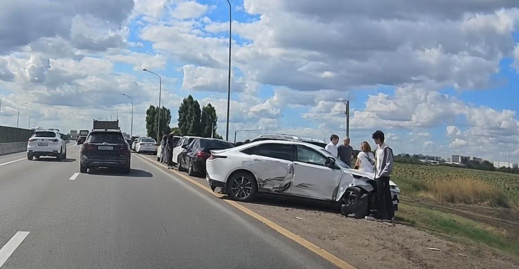 Водитель протаранил очередь на АЗС в Краснодаре