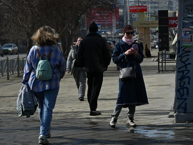 Однако не все решаются полностью снять теплую одежду. | Источник: Анастасия Сибирякова / E1.RU