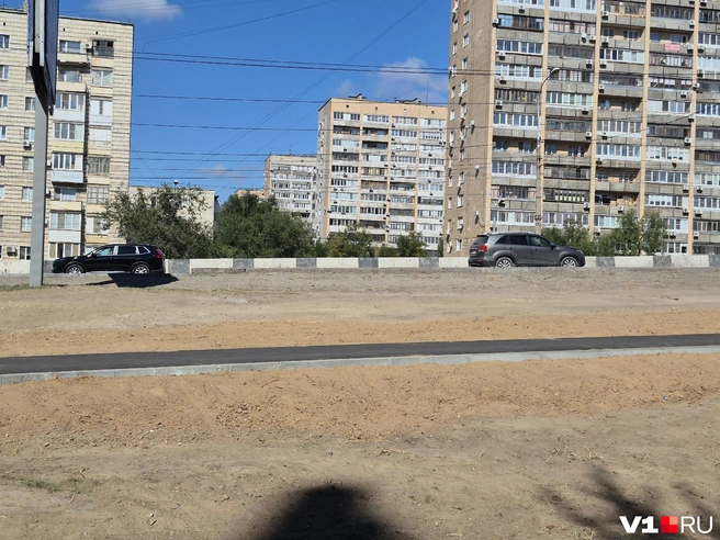 Пока на некоторых улицах Красноармейского района появились лишь тротуары, но без деревьев и газонов вокруг | Источник: Ирина Яковлева / V1.RU