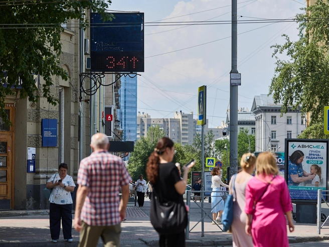 На улице в центре города термометр показал +34 градуса | Источник: Александр Ощепков / NGS.RU