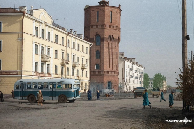Перекресток улиц Орджоникидзе и Ленина в середине прошлого столетия. Ни пробок, ни светофоров. Вдали на телеге горожане везут какой-то свой ценный груз, и никто никуда не спешит | Источник: Тюмень до нашей эры / Vk.com