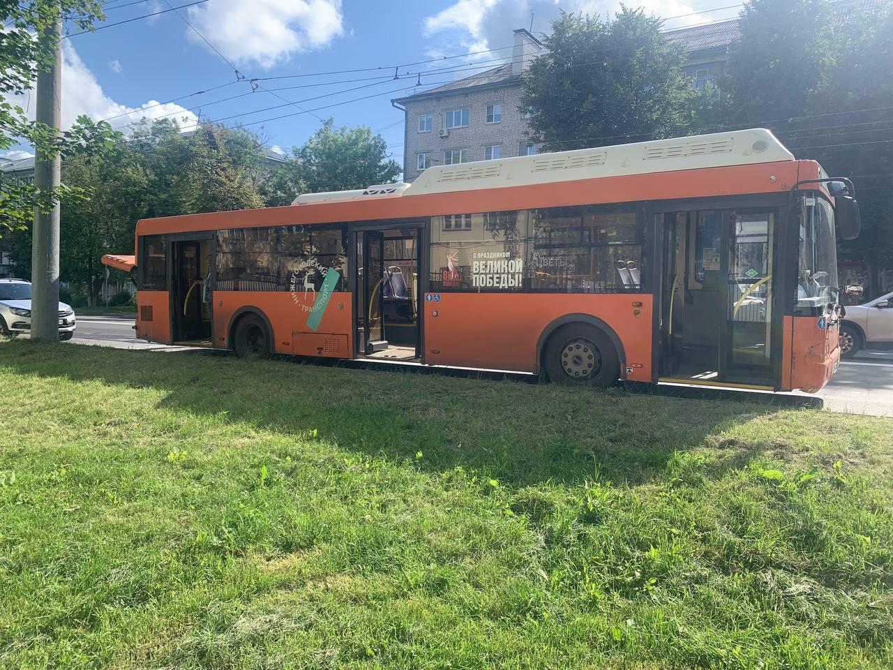 В Нижнем Новгороде автобус загорелся на ходу — фото с места