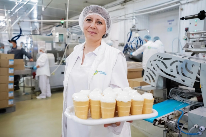 Ольга не только контролирует качество мороженого, но и проводит экскурсии по фабрике  | Источник: «Купинское мороженое»