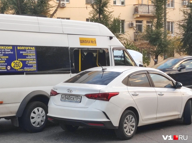 От удара о маршрутку разбилось боковое стекло | Источник: Денис Гусаков / V1.RU