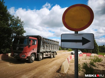 Большегрузы везут материалы для строительства ВСМ по деревенским дорогам | Источник: Михаил Мечев / MSK1.RU