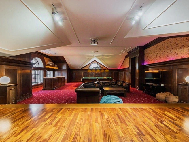 Комната отдыха оборудована бильярдным столом и личным кинотеатром | Источник: «Циан»