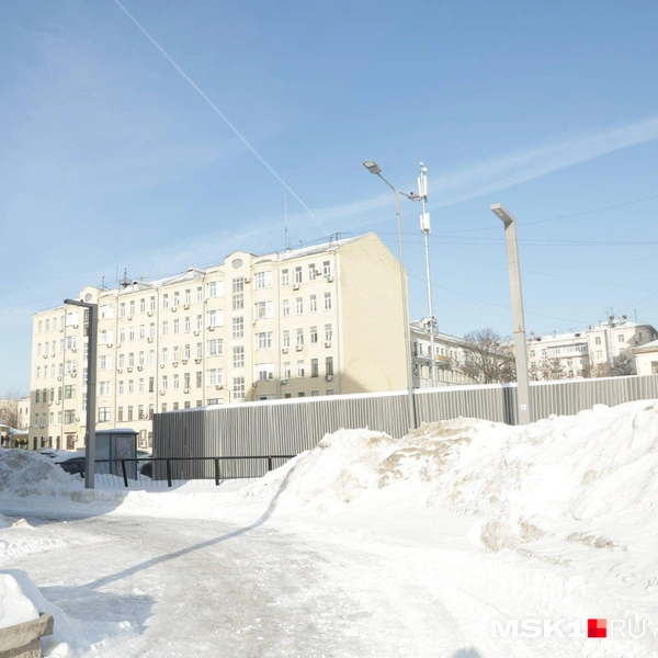 А под слоем снега скрывается лед | Источник: Дмитрий Толстошеев / MSK1.RU