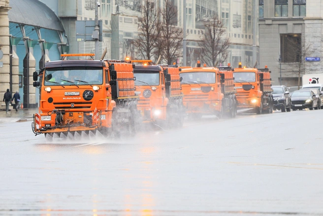 На городские улицы ежедневно выливают сотни литров воды | Источник: Артём Устюжанин / MSK1.RU
