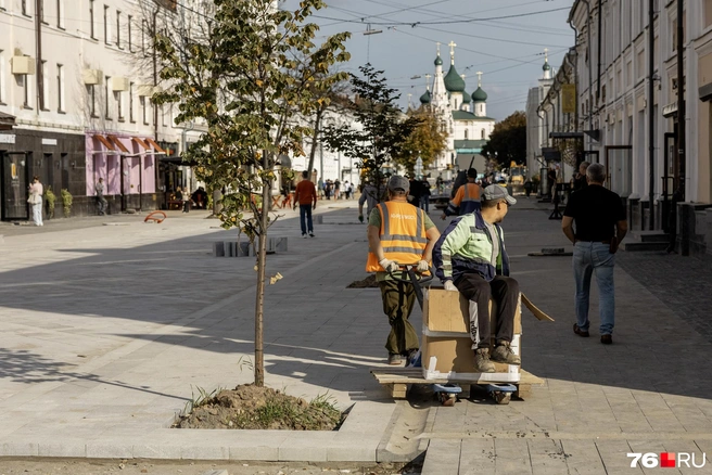 Рабочие превратили гидравлическую тележку в пассажирский экспресс | Источник: Александр Куренной / 76.RU