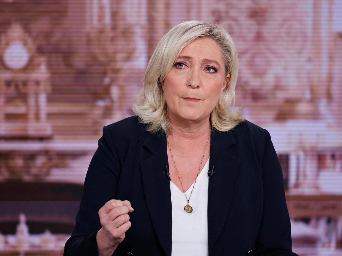 Марин Ле Пен на шоу 10 Minutes Pour Convaincre французского телеканала TF1, 6 апреля 2022 | marieclaire.ru