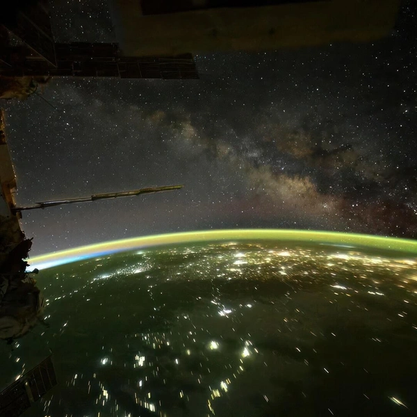 Впервые в истории в конкурсе Milky Way Photographer of the Year принял участие снимок, сделанный с борта Международной космической станции (МКС). Так Млечный Путь запечатлел с орбиты 70-летний астронавт NASA Дональд Петтит | Источник: Don Pettit / Milky Way Photographer of the Year 2025