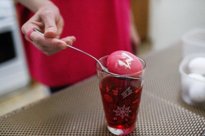 5 натуральных способов покрасить яйца к Пасхе