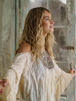 Фото №2 - 5 лучших fashion-образов из фильма «Mamma mia!» для тех, кто не готов прощаться с летом