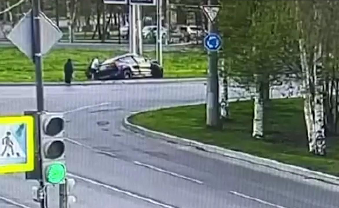 Водитель скрылся: машина врезалась в столб у «Титан Арены» в Архангельске — авария попала на видео