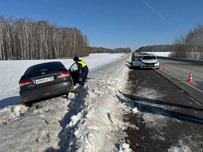 Автомобиль, съехавший в кювет после того, как водителю стало плохо. | Источник: Госавтоинспекция Свердловской области