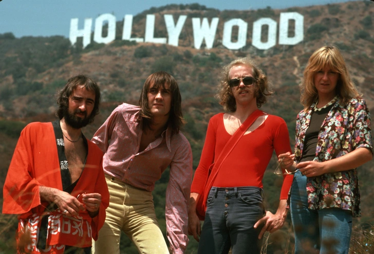 Группа Fleetwood Mac на фоне знака HOLLYWOOD, август 1974 г. | Источник: Getty Images