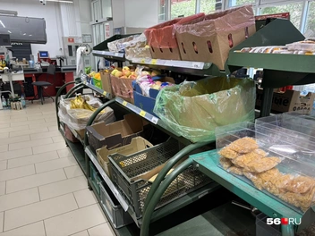 В одних магазинах пустые полки  | Источник: Николай Сальников / 56.RU