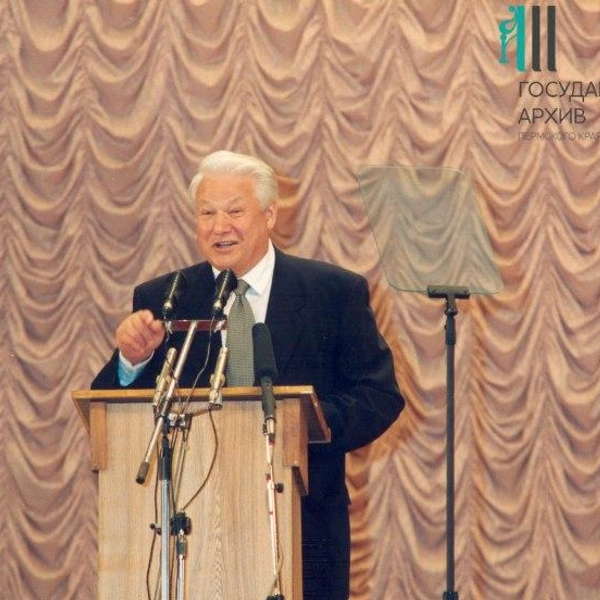 Это фото сделано в Перми в 1996 году, когда шла предвыборная кампания | Источник: Госархив Пермского края