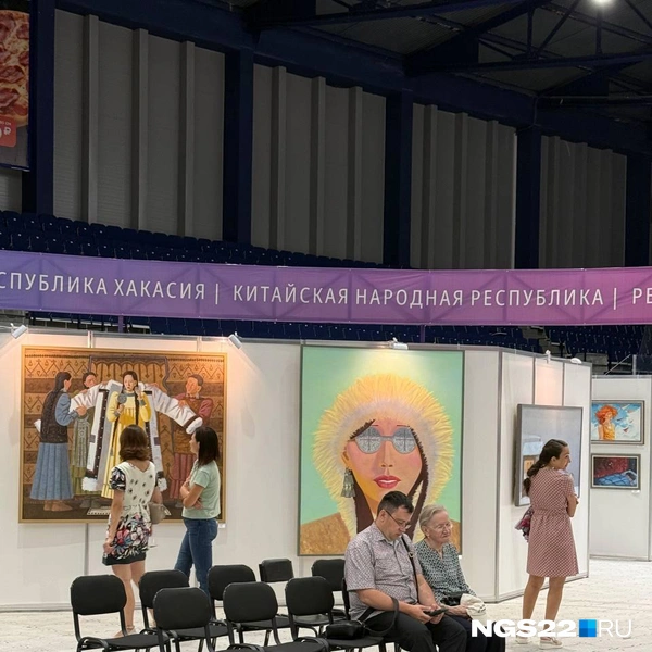 Здесь же, на площадке в центре выставочных пространств, проводят лекции об искусстве для всех желающих | Источник: Полина Шевчукова / NGS22.RU