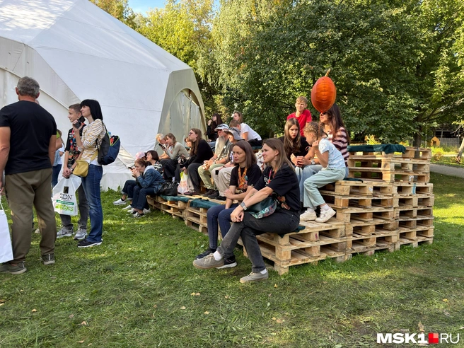 Зрители и участники собрались на ВДНХ, чтобы посмотреть на фестиваль гигантских овощей | Источник: Артем Обловатный / MSK1.RU