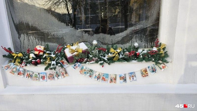 В ювелирном салоне окно украсили с помощью открыток | Источник: Дарья Никитченко / 45.RU