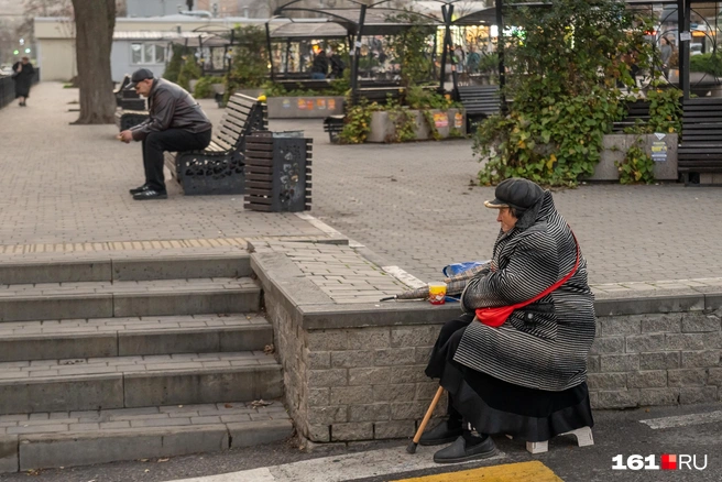 Нуждающихся часто можно встретить на Соборной площади | Источник: Евгений Вдовин / 161.RU