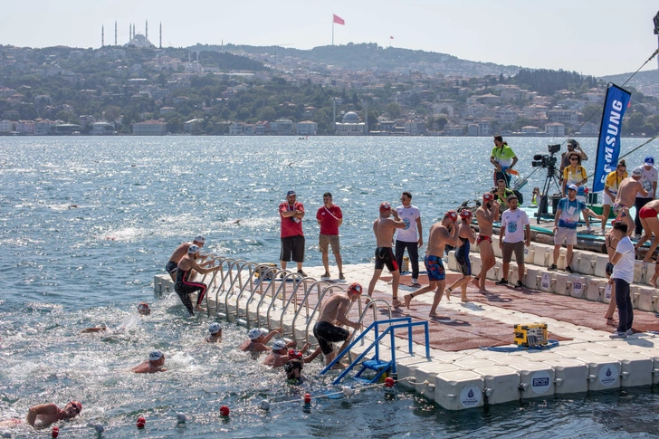 Участники заплыва между Азией и Европой через пролив Босфор финишируют на причале Куручешме в европейской части Стамбула, 2023 г. Рядом с этим причалом нашли тело, которой с большой вероятностью принадлежит пропавшему россиянину Свечникову | Источник: Tolga Ildun/ZUMA Press Wire, via Legion Media