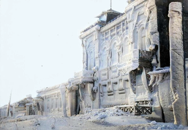 Новороссийск. Обледенелое здание мирового суда в декабре 1899 года  | Источник: Журнал НИВА за 1900 год / BspChannel