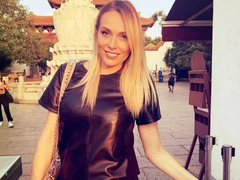 «Болеем за папу»: Марина Зубкова показала новый кадр из роддома с 4-дневным сыном
