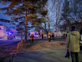 Люди столпились вокруг пожара | Источник: Подслушано в Рыбинске / Vk.com