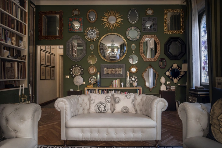 Гостиная в Casa Fornasetti, все зеркала — Fornasetti.