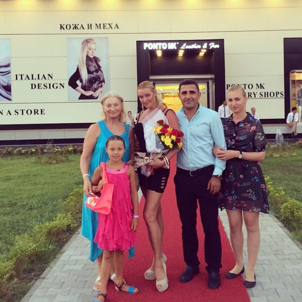 Анастасия Волочкова с мамой, дочкой и знакомыми на фоне любимого ТЦ балерины в Турции.