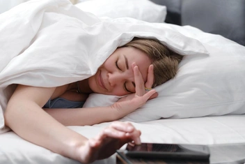 Психолог из TikTok рассказала, как нужно просыпаться людям с тревожностью. Спойлер: так делать не стоит