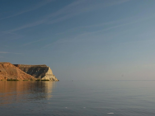 Небо отражается в зеркальной водной глади | Источник: Кирилл Шарапов