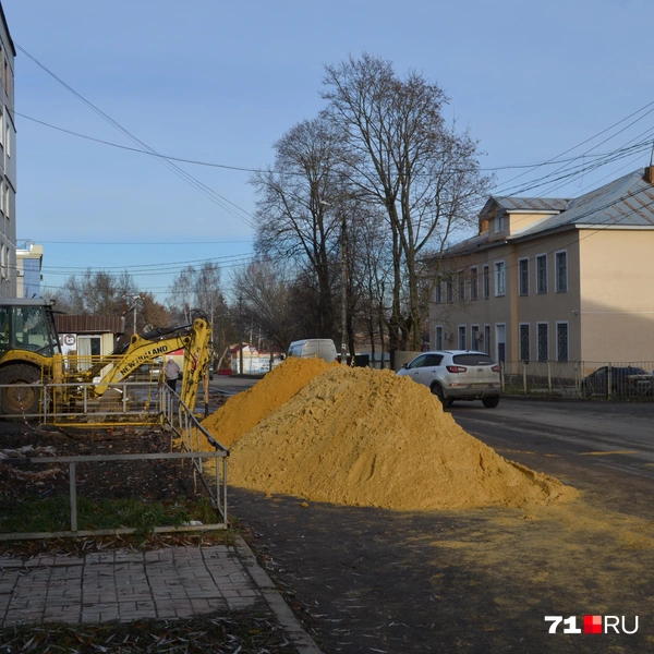Новые работы начались напротив здания суда | Источник: Максим Улитов / 71.RU