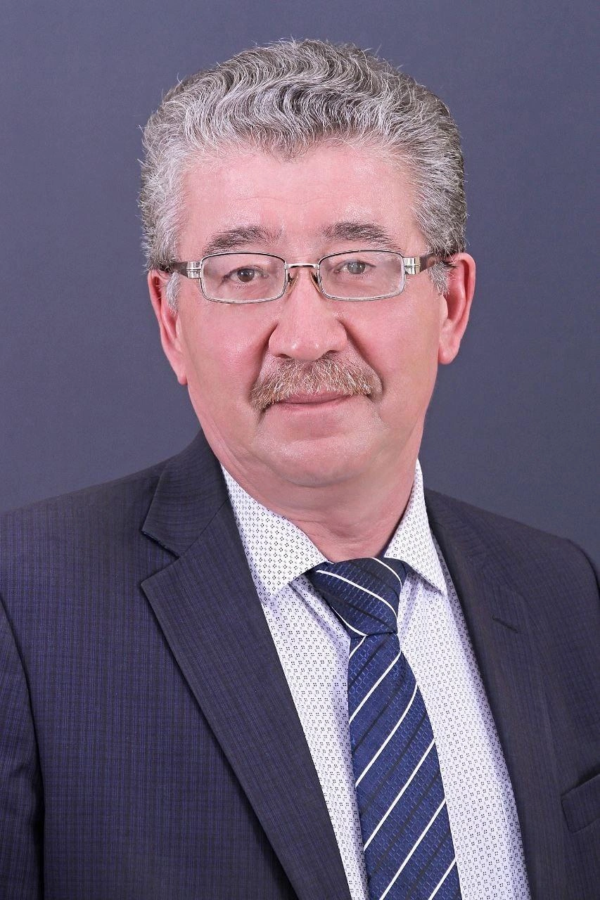 Владимир Попов вырастил не одно поколение учеников | Источник: МБОУ «СОШ с. Акша» / Vk.com