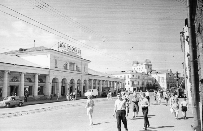 Автомобили вытеснили людей с дороги | Источник: Виктор Латышев / музей Боевой и Трудовой Славы средней школы № 36